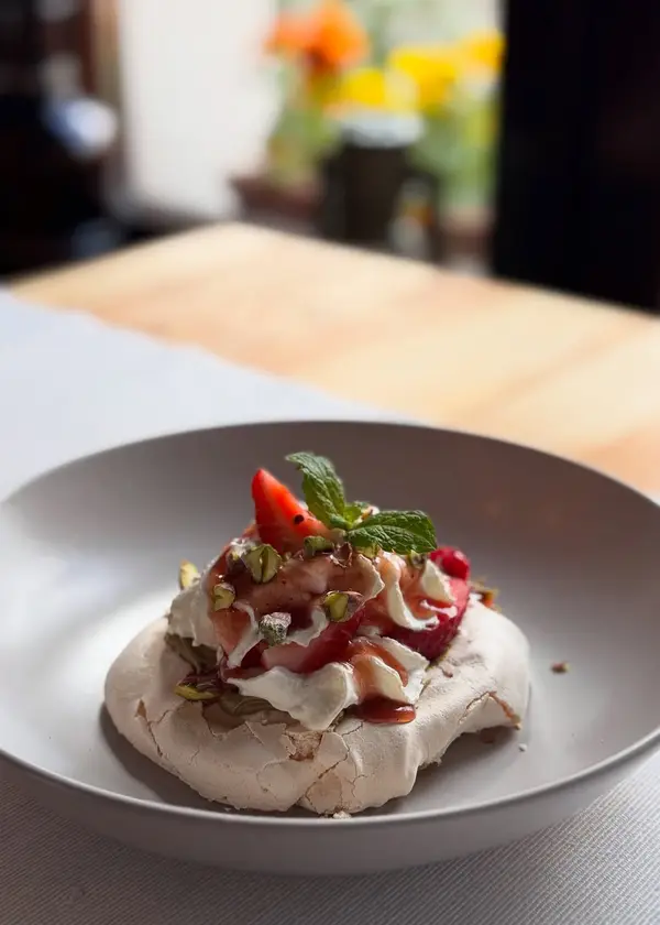 Beza z bitą śmietaną, truskawkami i pistacjami